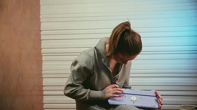 CrystleScozzafava online show from November 2025 06:06:02 PM