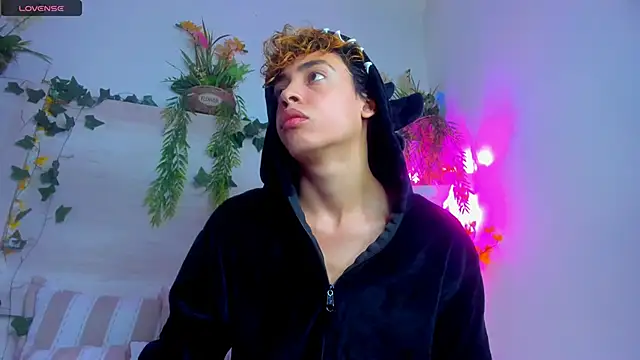 Twinkk Guy online show from November 2025 02:00:02 AM