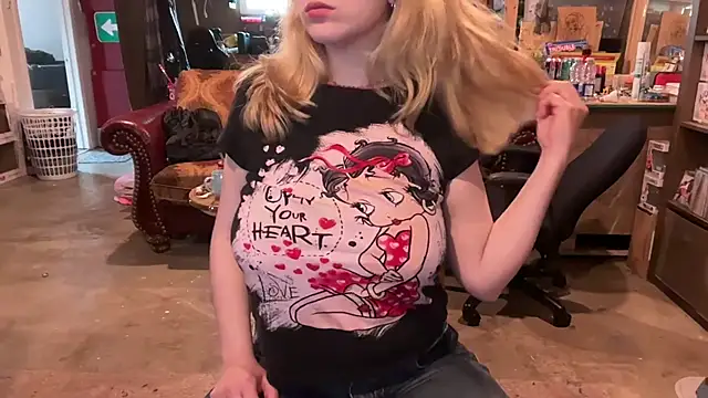 Snapshot of chaton_blanche chatting on March 2026 07:32:02 PM chaton blanche online show from March 2026 07:32:02 PM