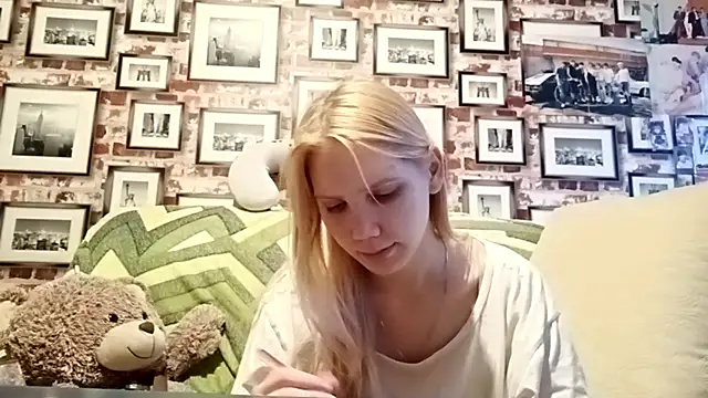 Snapshot of EvieBaggette chatting on November 2025 07:35:02 AM EvieBaggette online show from November 2025 07:35:02 AM