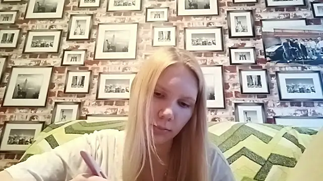 Snapshot of EvieBaggette chatting on November 2025 07:41:02 AM EvieBaggette online show from November 2025 07:41:02 AM