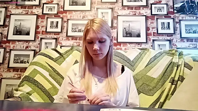 Snapshot of EvieBaggette chatting on November 2025 08:46:02 AM EvieBaggette online show from November 2025 08:46:02 AM