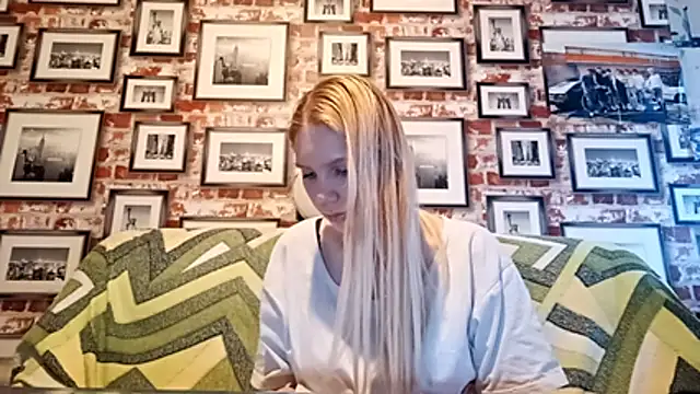 Snapshot of EvieBaggette chatting on November 2025 08:25:01 AM EvieBaggette online show from November 2025 08:25:01 AM