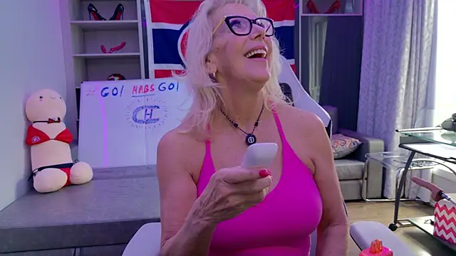 Snapshot of FitCougar chatting on May 2026 04:45:01 PM FitCougar online show from May 2026 04:45:01 PM