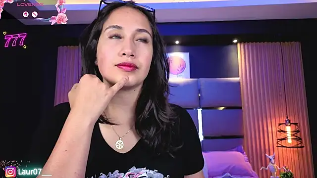 Lauroberts7 online show from April 2026 03:53:01 AM