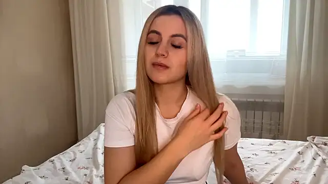 Snapshot of LuciaShadwell chatting on November 2025 04:44:01 AM LuciaShadwell online show from November 2025 04:44:01 AM