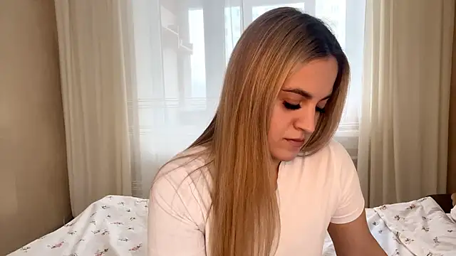 Snapshot of LuciaShadwell chatting on November 2025 04:15:01 AM LuciaShadwell online show from November 2025 04:15:01 AM