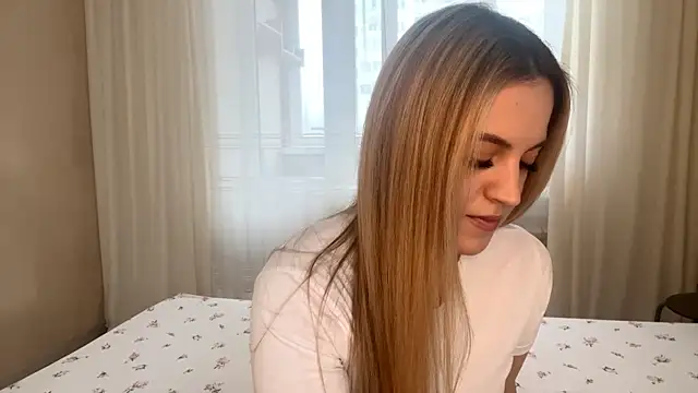 Snapshot of LuciaShadwell chatting on December 2025 04:18:02 AM LuciaShadwell online show from December 2025 04:18:02 AM