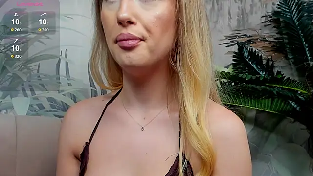 Snapshot of ChloeeBee chatting on November 2025 07:03:01 PM ChloeeBee online show from November 2025 07:03:01 PM