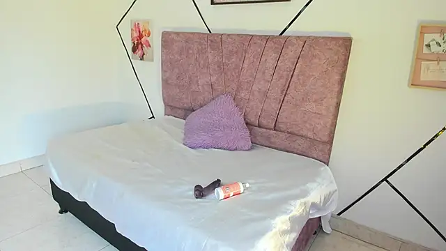 Julieta Lein  online show from December 2025 08:40:01 PM