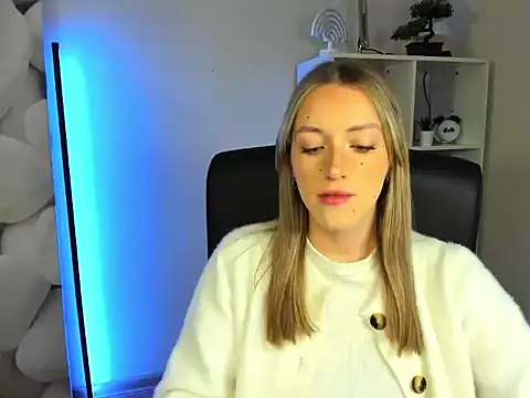 Snapshot of EvelynBlond chatting on November 2025 06:24:02 AM EvelynBlond online show from November 2025 06:24:02 AM