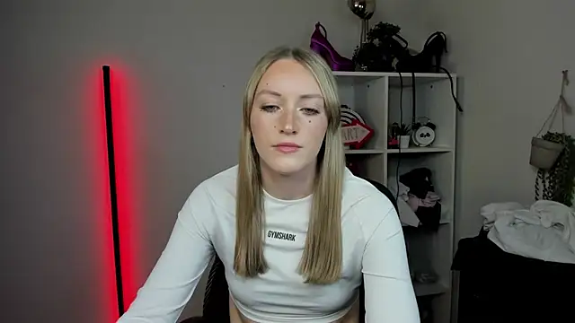 EvelynBlond online show from April 2026 12:43:01 PM