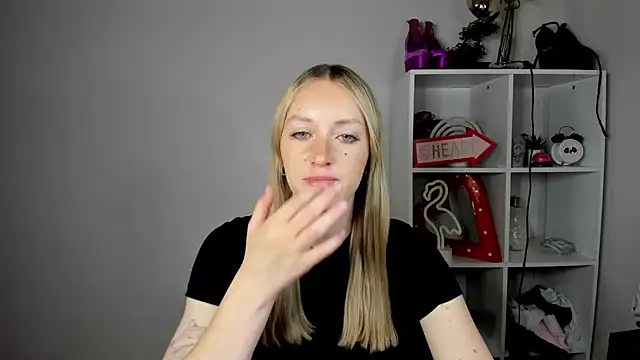 Snapshot of EvelynBlond chatting on June 2026 12:36:02 PM EvelynBlond online show from June 2026 12:36:02 PM