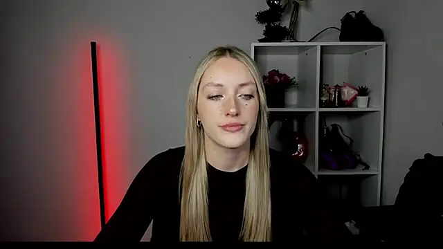 Snapshot of EvelynBlond chatting on July 2026 12:46:02 PM EvelynBlond online show from July 2026 12:46:02 PM