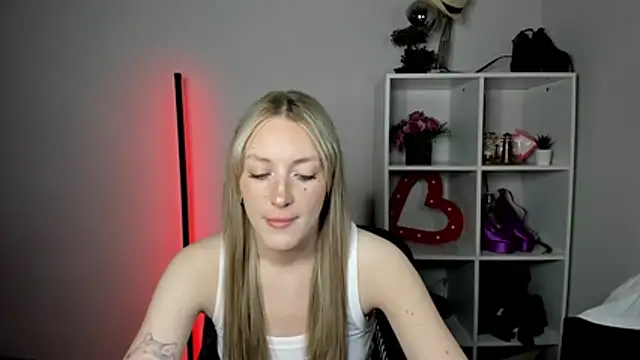 Snapshot of EvelynBlond chatting on July 2026 12:42:02 PM EvelynBlond online show from July 2026 12:42:02 PM