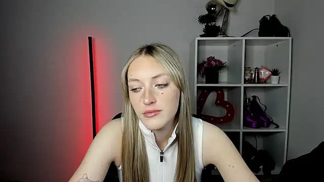 Snapshot of EvelynBlond chatting on July 2026 12:41:01 PM EvelynBlond online show from July 2026 12:41:01 PM