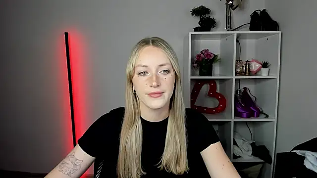Snapshot of EvelynBlond chatting on July 2026 12:29:01 PM EvelynBlond online show from July 2026 12:29:01 PM