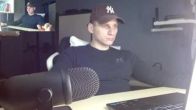 Poliglotjoe1 online show from December 2025 09:32:02 PM