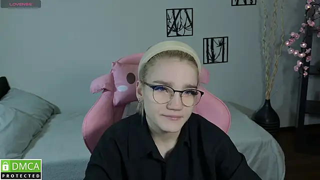 Megan Lora online show from January 2026 12:46:02 AM