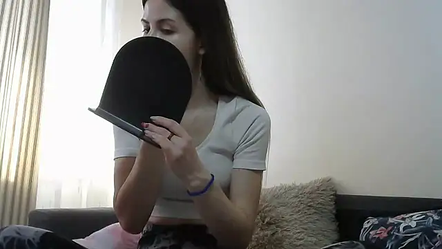 Snapshot of Erii18 chatting on January 2026 12:32:02 PM Erii18 online show from January 2026 12:32:02 PM