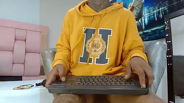 Hot Latino x online show from April 2026 12:28:01 PM