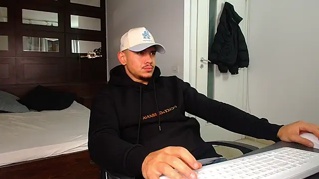 Snapshot of ElijahThorne chatting on February 2026 05:44:02 AM ElijahThorne online show from February 2026 05:44:02 AM