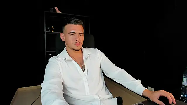 Snapshot of ElijahThorne chatting on April 2026 06:40:02 AM ElijahThorne online show from April 2026 06:40:02 AM
