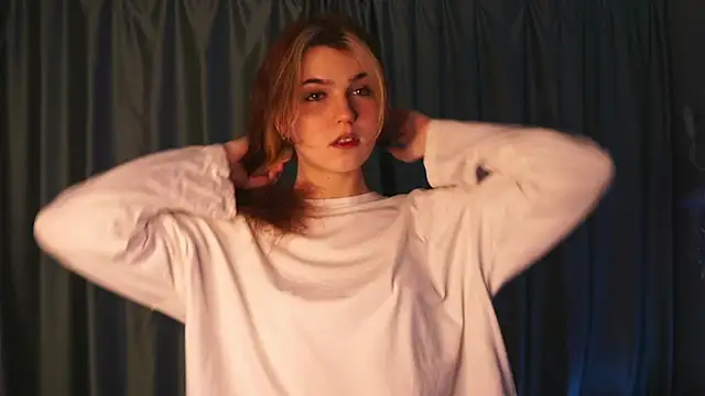 Snapshot of FannyRay chatting on December 2025 08:04:02 PM FannyRay online show from December 2025 08:04:02 PM