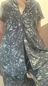 SameeraReddy19 online show from March 2026 01:27:01 PM