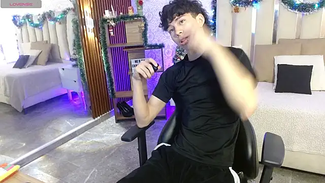 Snapshot of kaelwolf_tay chatting on November 2025 07:35:01 PM kaelwolf tay online show from November 2025 07:35:01 PM