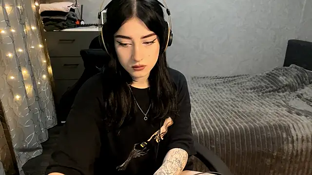 Meowluly online show from December 2025 09:54:01 PM