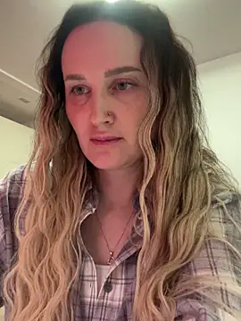 Snapshot of TomilaSi chatting on November 2025 06:52:02 PM TomilaSi online show from November 2025 06:52:02 PM