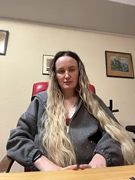 Snapshot of TomilaSi chatting on November 2025 06:20:01 PM TomilaSi online show from November 2025 06:20:01 PM