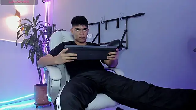 Snapshot of Paul_27_ chatting on November 2025 03:40:01 AM Paul 27 online show from November 2025 03:40:01 AM