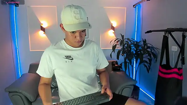 Snapshot of Paul_27_ chatting on November 2025 02:04:02 AM Paul 27 online show from November 2025 02:04:02 AM