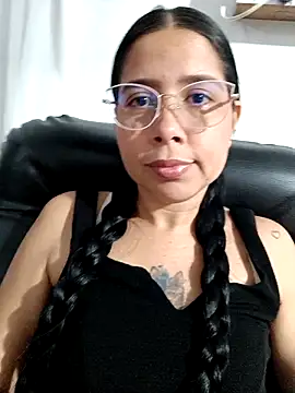 Snapshot of KarelysAC chatting on December 2025 12:48:01 AM KarelysAC online show from December 2025 12:48:01 AM