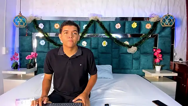  bonnyandclyde online show from December 2025 12:01:02 PM