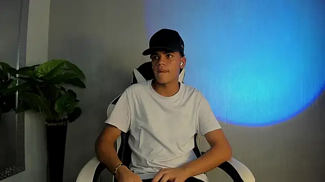 Snapshot of Isaac_Collins_ chatting on December 2025 08:04:02 PM Isaac Collins online show from December 2025 08:04:02 PM