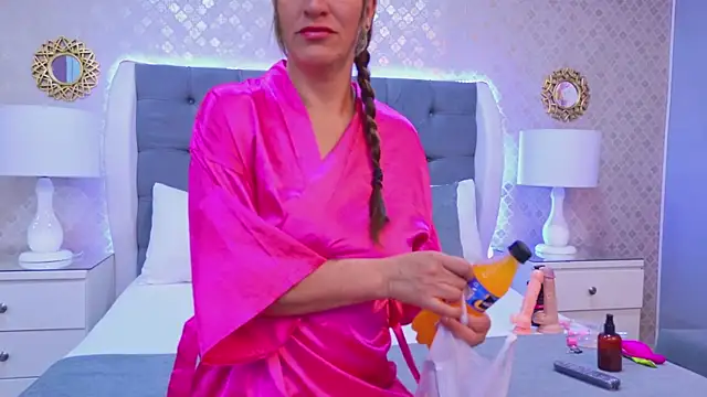 Snapshot of KeylaTompson chatting on December 2025 07:20:02 PM KeylaTompson online show from December 2025 07:20:02 PM