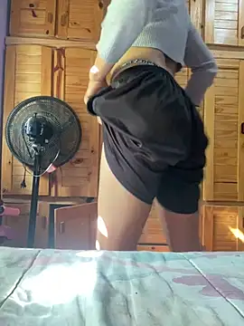 Quierolechiitaaa online show from April 2026 02:23:01 PM