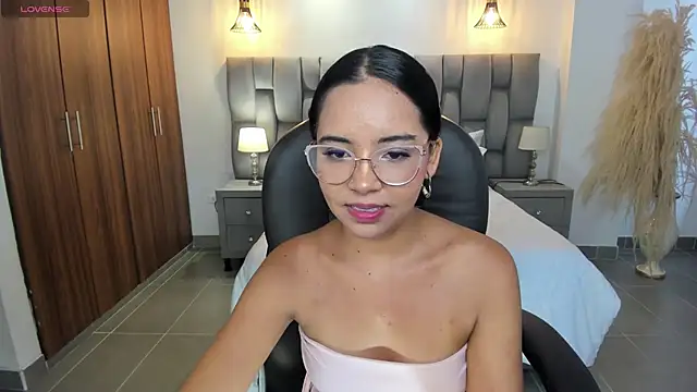 Snapshot of alana_martiins chatting on July 2026 07:05:02 PM alana martiins online show from July 2026 07:05:02 PM