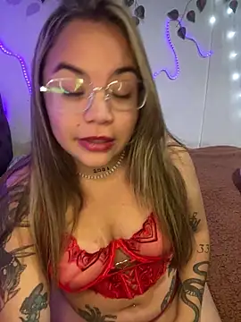 Snapshot of Lindalatina2001 chatting on April 2026 02:27:02 AM Lindalatina2001 online show from April 2026 02:27:02 AM