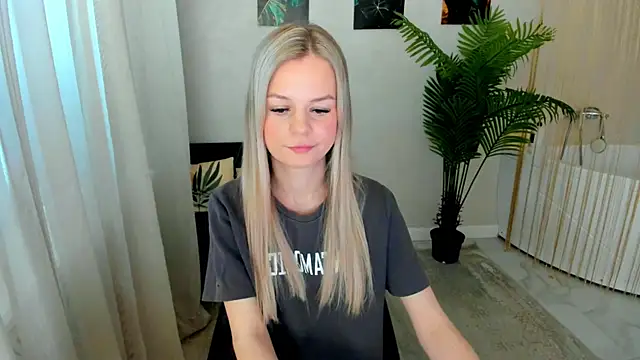 Snapshot of MidnighteAura chatting on May 2026 12:32:02 PM MidnighteAura online show from May 2026 12:32:02 PM