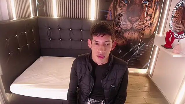 AleJines   online show from December 2025 11:37:01 AM