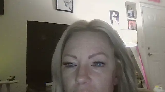 Snapshot of sinfulsara chatting on December 2025 10:35:01 AM sinfulsara online show from December 2025 10:35:01 AM