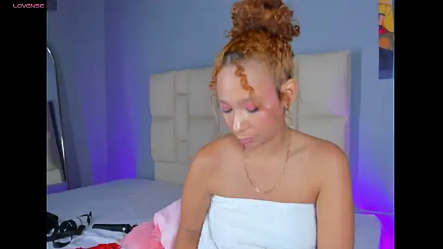 EmmaLawrence  online show from April 2026 07:45:01 AM