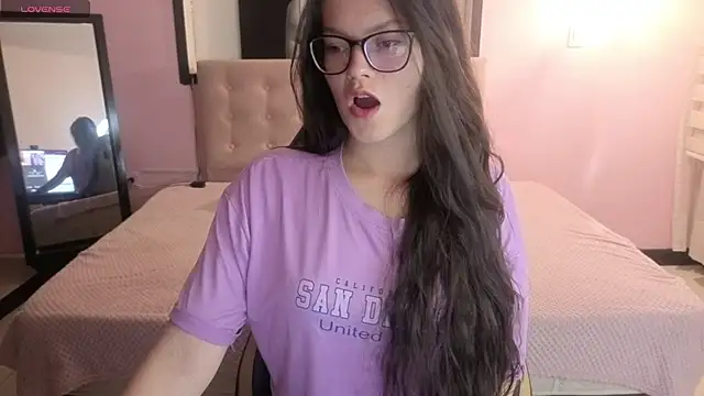 Snapshot of Sara_valderrama_ chatting on May 2026 01:07:01 PM Sara valderrama online show from May 2026 01:07:01 PM