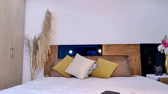 Snapshot of LucyHanks chatting on February 2026 11:19:02 AM LucyHanks online show from February 2026 11:19:02 AM