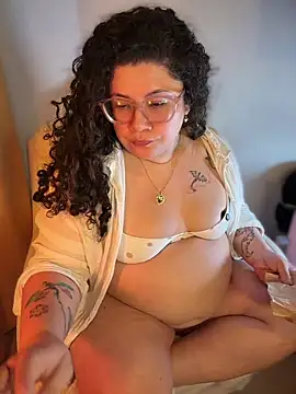 Snapshot of VanesssaMilf_ chatting on June 2026 02:03:02 AM VanesssaMilf online show from June 2026 02:03:02 AM