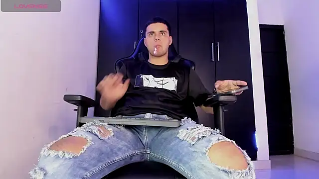 Liam Mateo online show from April 2026 04:02:02 AM